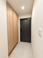 玄関:掲載写真は、室内のイメージをより分かりやすくご覧いただくため、AIによる画像加工で家具・荷物等を一部削除しています。実際の室内状況とは異なる場合がありますので、あらかじめご了承ください。